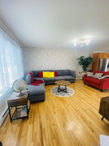 Entire townhouse ,King bed,AC,Parking fast wifi