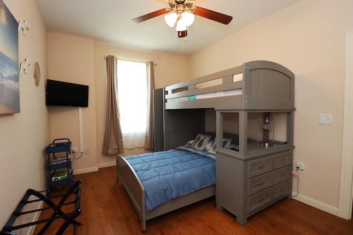 Chumba cha kulala cha pili kina 32" UHD TV na Sling TV, gari lenye michezo na midoli na kitanda cha bunk ambacho kinachukua watu watatu.