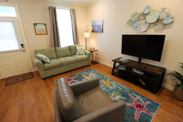 Kufurahia 50" UHD TV na Sling TV na nyongeza ya programu nyingine kwenye TV hii smart.