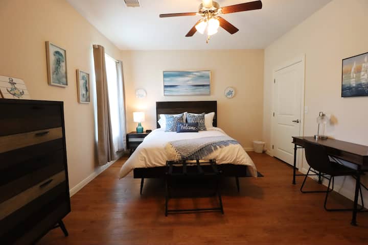 Hiki ni chumba kikuu cha kulala ambacho kina kitanda cha malkia, kabati la nguo na dawati la ofisi.