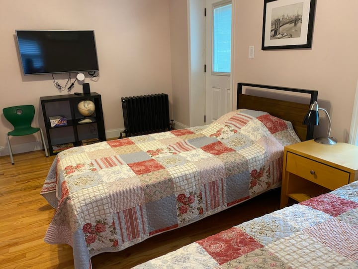 Dhoma e dytë e gjumit - dy krevate dopio që mund të shtyhen së bashku dhe një divan/futon që tërhiqet në një krevat dopio futon