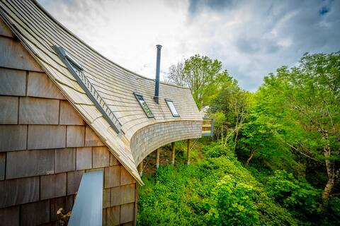 Treehouse with deep soak hot tub - Dog Friendly