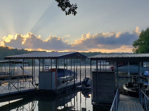 Quiet Lakefront! Hot Tub, H2O Toys & Pet Friendly!