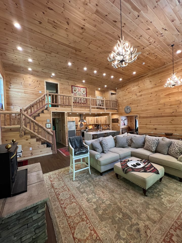 Luxury Secluded Retreat at Wolf Creek Marina