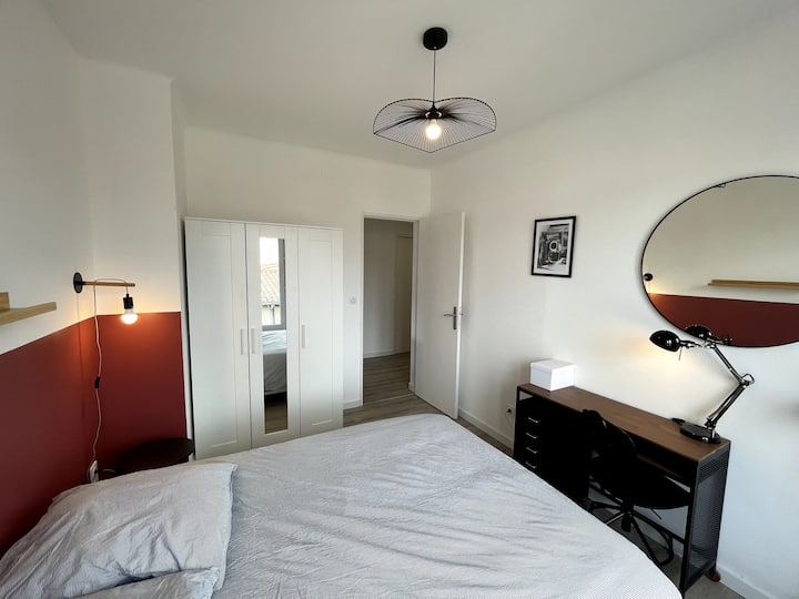 Treća spavaća soba:
krevet 140x190 
noćni ormarić na radnom
stolu
uredska stolica
Balkon spremište