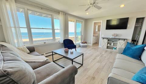 Plum Island Sunkisser: Beachfront, Private Balcony