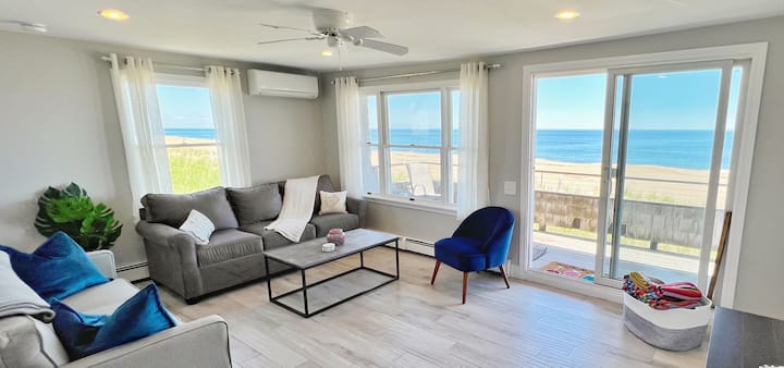 Plum Island Sunkisser: Beachfront, Private Balcony - Newbury, MA