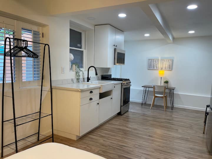 Beautifully Renovated And Stylishly Staged Studio - Alameda, CA
