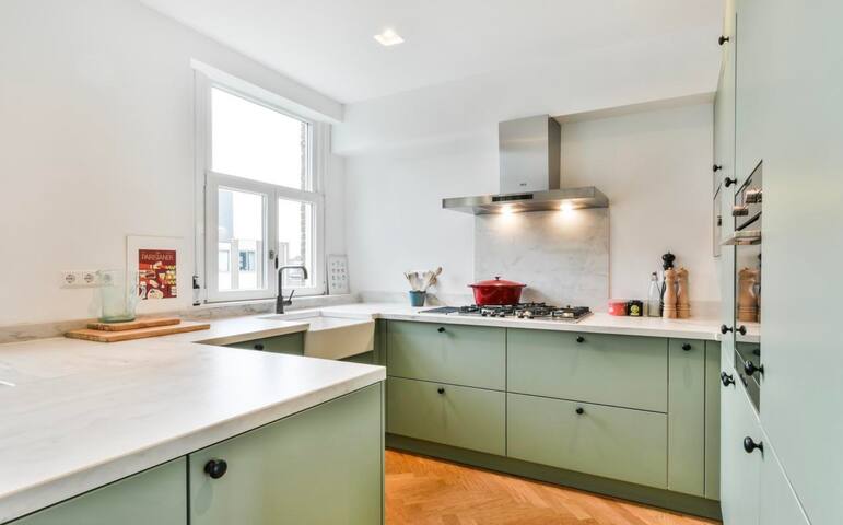 3-Floor Luxury Apt in Cozy Street in Center of AMS gallery image 3