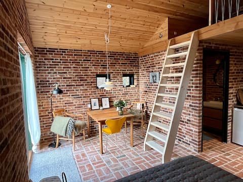 Top Airbnb: Unique 30 m2 Tiny House by the lake. in Svendborg