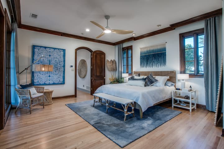 ห้องนอนใหญ่ชั้นล่างมองเห็นวิวทะเลสาบได้อย่างยอดเยี่ยม