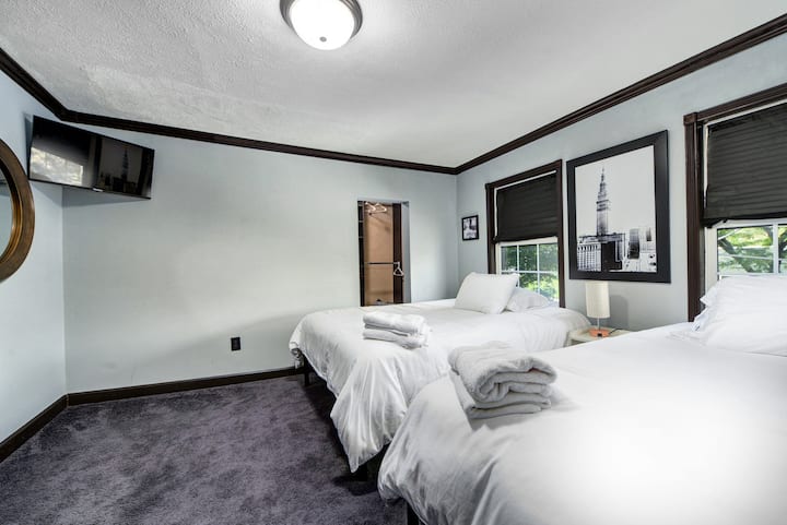 ห้องนอน #2 มีเตียงควีนไซส์ 2 หลังเตียงแฝด 1 หลังและสมาร์ททีวี 32 หลัง!