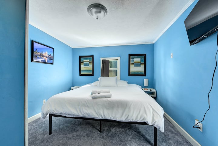 ห้องนอนใหญ่พร้อมเตียงคิงไซส์และสมาร์ททีวี 32 นิ้ว > > > > > >