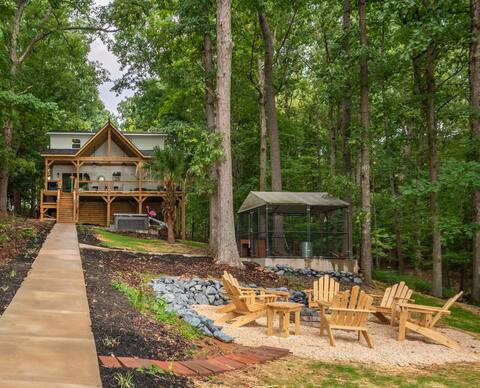 4 bd Lakefront Oasis with Hot Tub, Dock, & FirePit