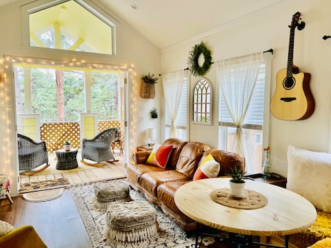 Popular Airbnb listing: Sunny Treetop Tiny Home! Beautiful Pikes Peak View in Woodland Park
