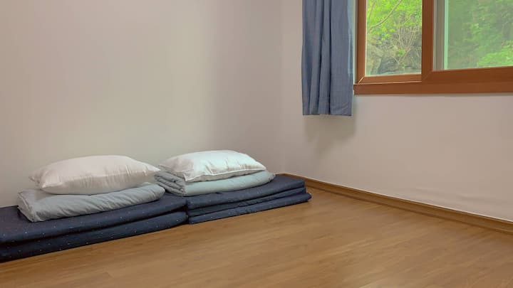 Nastavili sme hlavnú spálňu 2, rohožku a posteľnú bielizeň podľa počtu osôb.