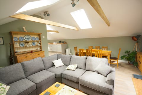 Top Airbnb: Luxury 5 bed property with hot tub nr Paultons in Test Valley