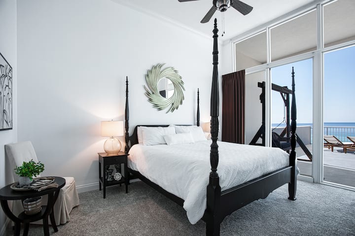 סוויטת קינג סייז מס '1. מאסטר עם אמבטיה פרטית כולל שני ארונות, ג'קוזי, מקלחת וגישה לסאנק. טלוויזיה.