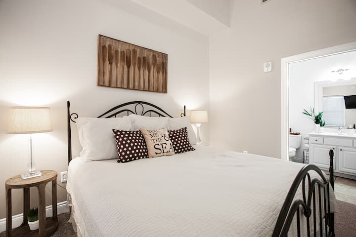 סוויטת קינג סייז מס '2 עם חדר אמבטיה צמוד פרטי. טלוויזיה מותקנת על הקיר. 