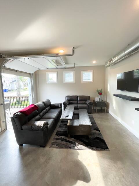 Modern home w/garage - Centrally Located!