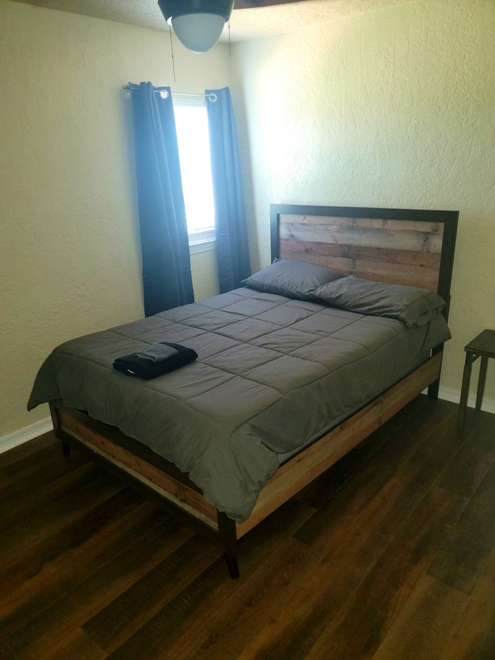 غرفة نوم ثانية تضم سريرًا مزدوجًا