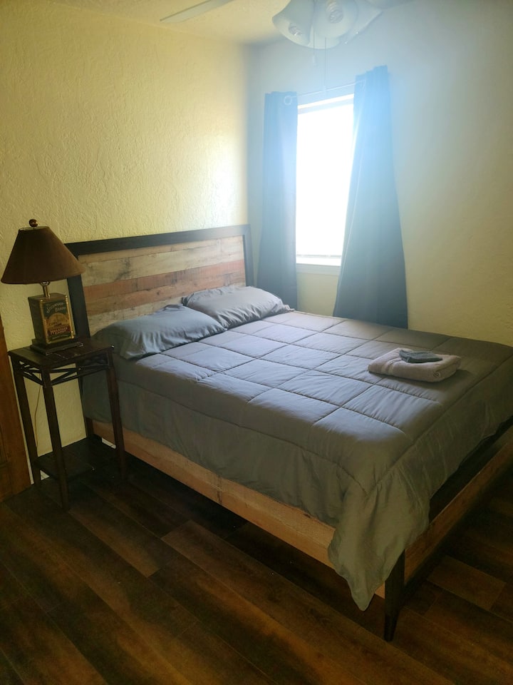 غرفة نوم ثالثة تضم سريرًا مزدوجًا