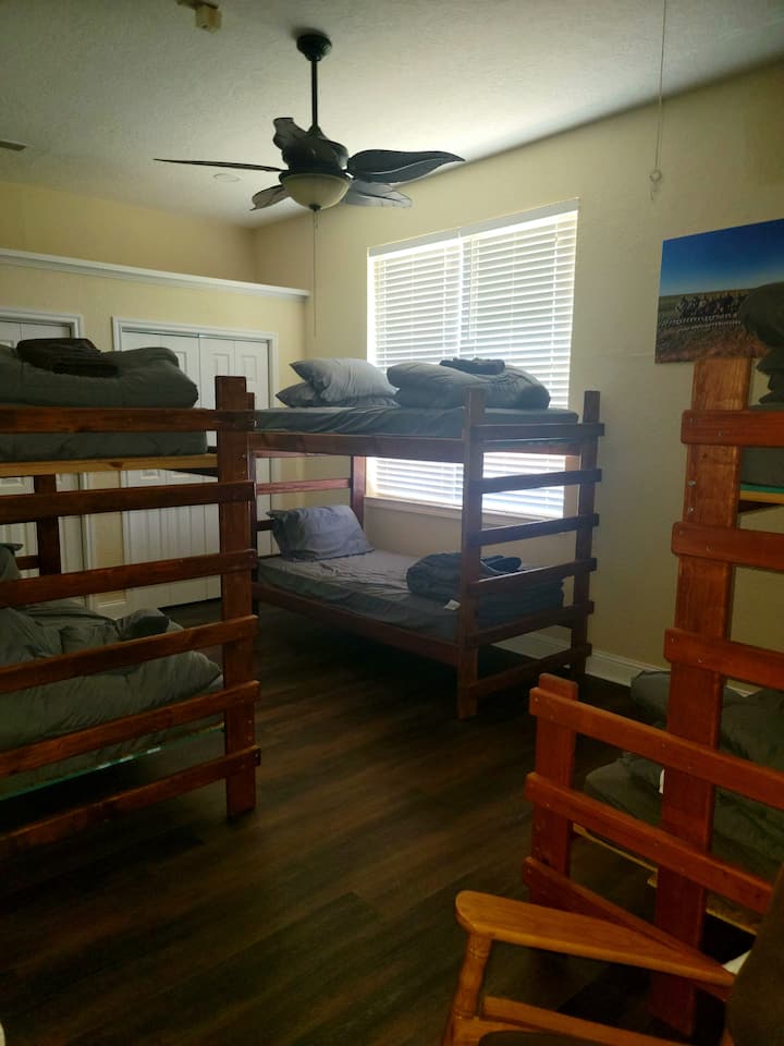 غرفة نوم خامسة تضم 3 أسرة بطابقين