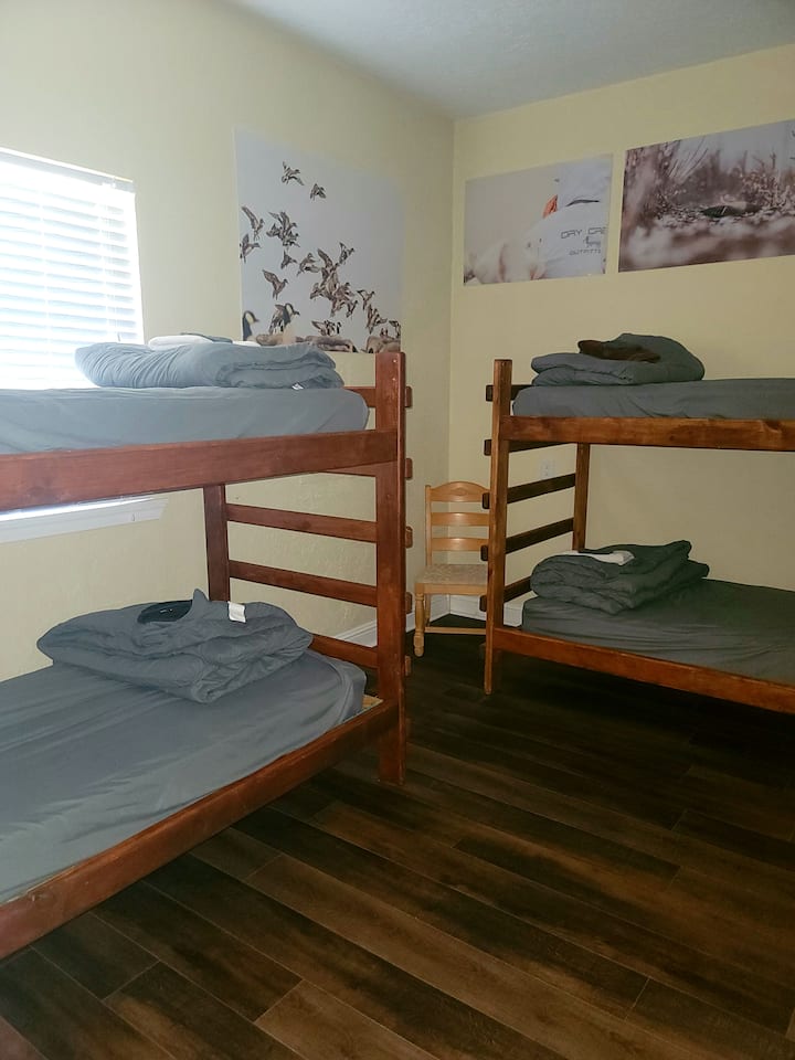 غرفة نوم سادسة تضم سريرين من طابقين