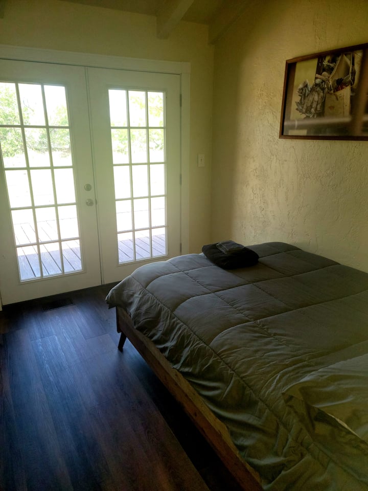 غرفة نوم رابعة تضم سرير مزدوج