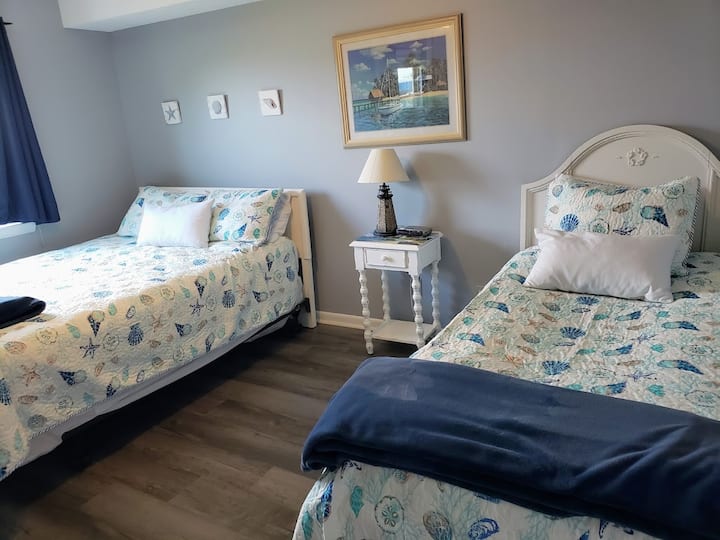 მე-2 საძინებელი ორადგილიანი საწოლით , ორადგილიანი საწოლი და სხვა საწოლი მის ქვეშ (თასმა)