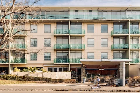 Top performing Airbnb: CBD apartment, parking, WI-FI & onsite restaurant in Launceston