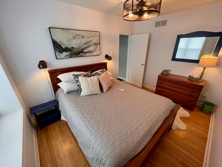 นอนหลับสบายบนเตียงขนาดควีนไซส์ตู้เสื้อผ้าขนาดเล็กเหมาะสำหรับการเดินทางกับทารก