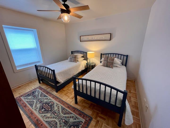 เตียงแฝด 2 หลังพร้อมที่จอดรถพร้อมให้พนักงานของคุณชนกันหลังจากวันที่สนุกสนานที่ชายหาด