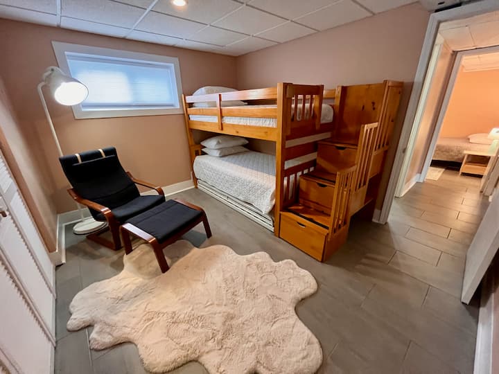 เด็กๆจะชอบนอนบนเตียงสองชั้นมีล้อเลื่อนอยู่ด้านล่างแต่ใครจะได้เตียงสองชั้นชั้นนำล่ะ?