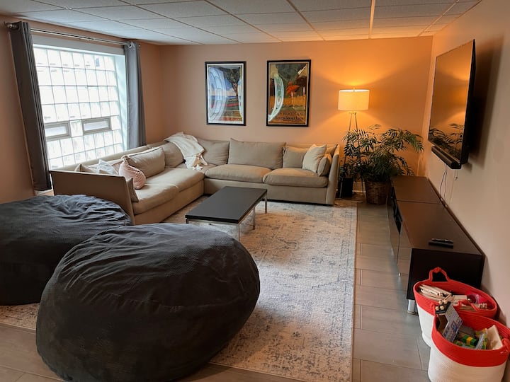 เพลิดเพลินกับสมาร์ททีวีขนาด 65 นิ้วในวันฝนตก