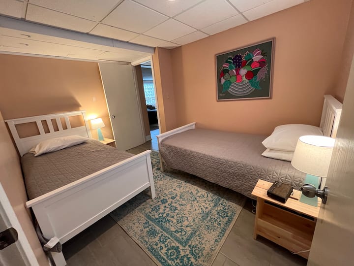 เตียงแฝดอีกสองหลังมีห้องนอนอยู่ชั้นล่างห้องน้ำอีกห้องอยู่ระหว่าง 2 ห้องนอน