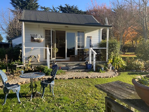 Top performing Airbnb: Picturesque one bedroom self contained cottage in Ashburton District West
