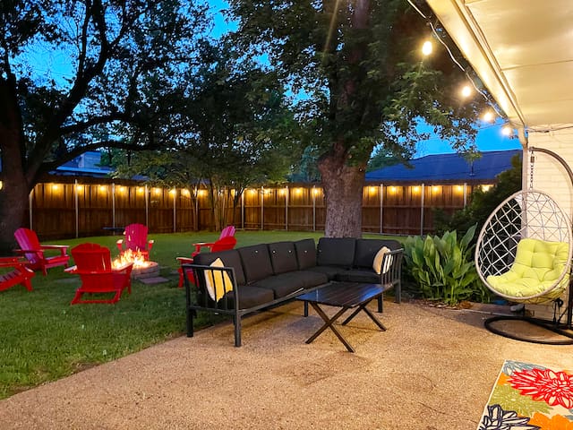 Stylish 5BR Stay | Hot Tub • Game-Room • Fire Pit gallery image 4