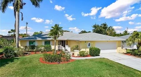 Heart of Fort Myers, close to it all!