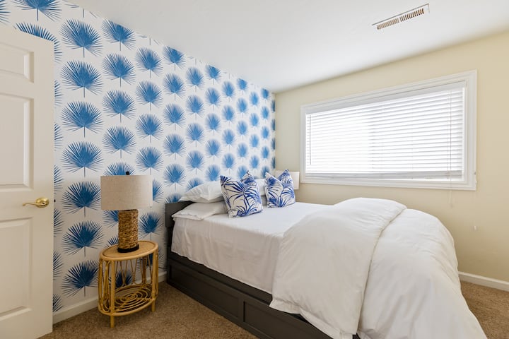 Dormitorio 2 con colchón tamaño queen con topper Tempur-Pedic y cama nido de espuma viscoelástica doble XL.