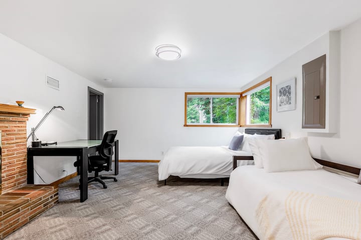 Spálňa na prízemí s manželskou posteľou Queen a 2 samostatnými posteľami (denná posteľ)