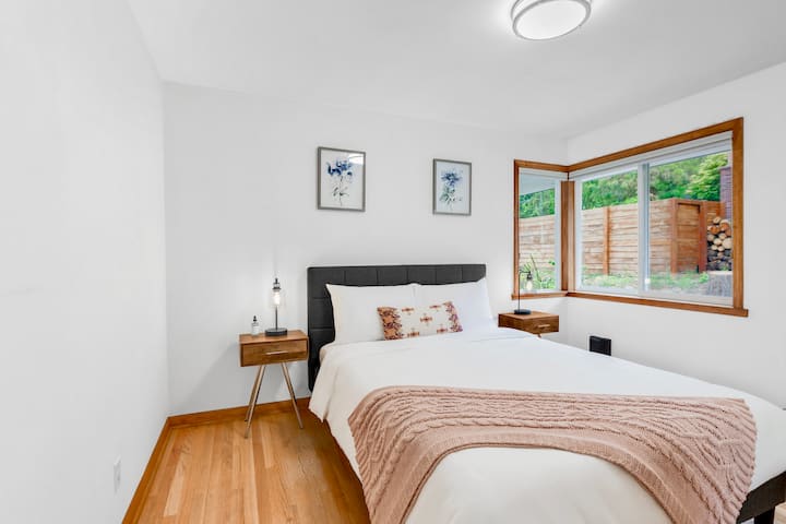 Spálňa na poschodí s manželskou posteľou