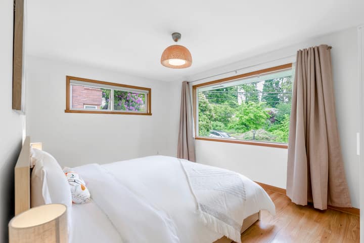 Spálňa na poschodí s manželskou posteľou king