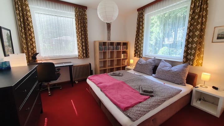 ห้อง 2 อยู่ชั้นสวน มีเตียงคู่ (หันไปทางทิศตะวันตก/ทิศเหนือ)