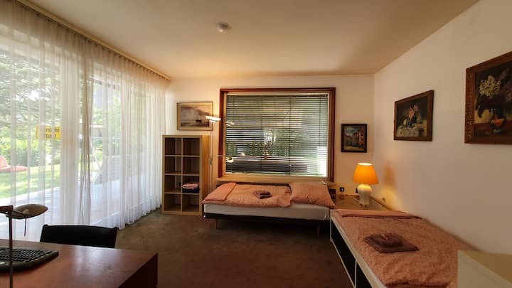 เตียงเดี่ยวอีก 2 เตียงในห้องนั่งเล่น (ชั้นสวนที่หันหน้าไปทางทิศใต้/ทิศตะวันตก)