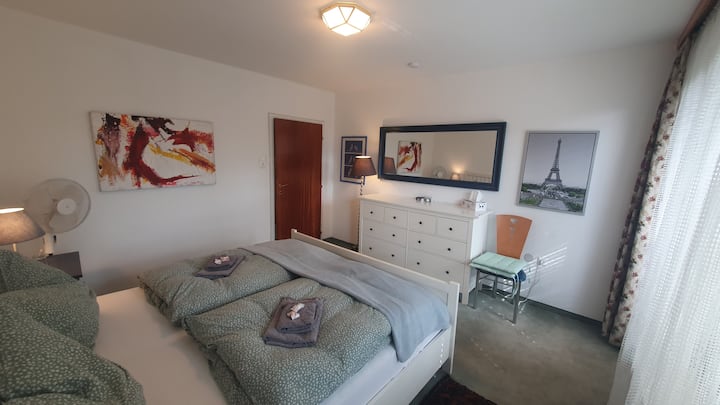 ห้อง 1 มีเตียงคู่ (ชั้นบน) มีระเบียง หันหน้าไปทางทิศใต้