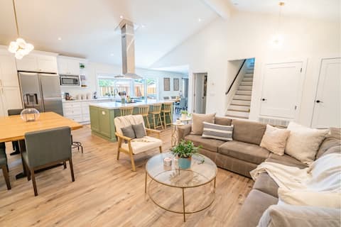 Newly Renovated Wine Country Home w/ Guest House
