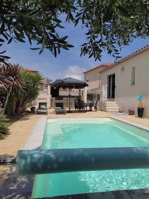 Beautiful villa with private pool & sea