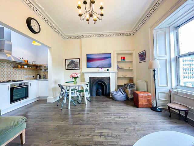 Open Plan 2 Bed Apt, Near Edinburgh Castle