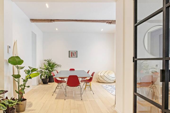 Groots huis in alle rust in hartje van de stad